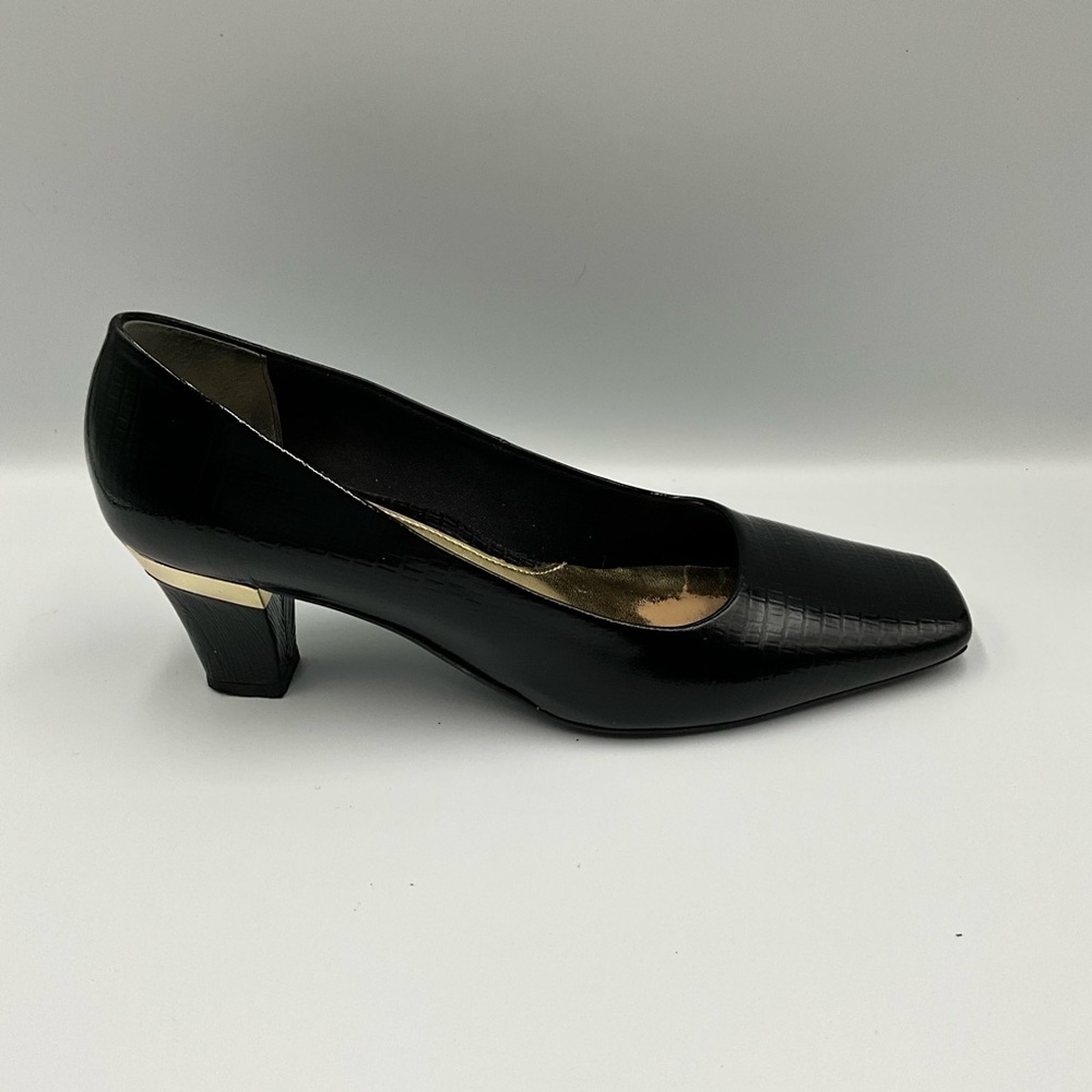 J.Renee Dress Shoe Size 8.5 Black Textured Heels